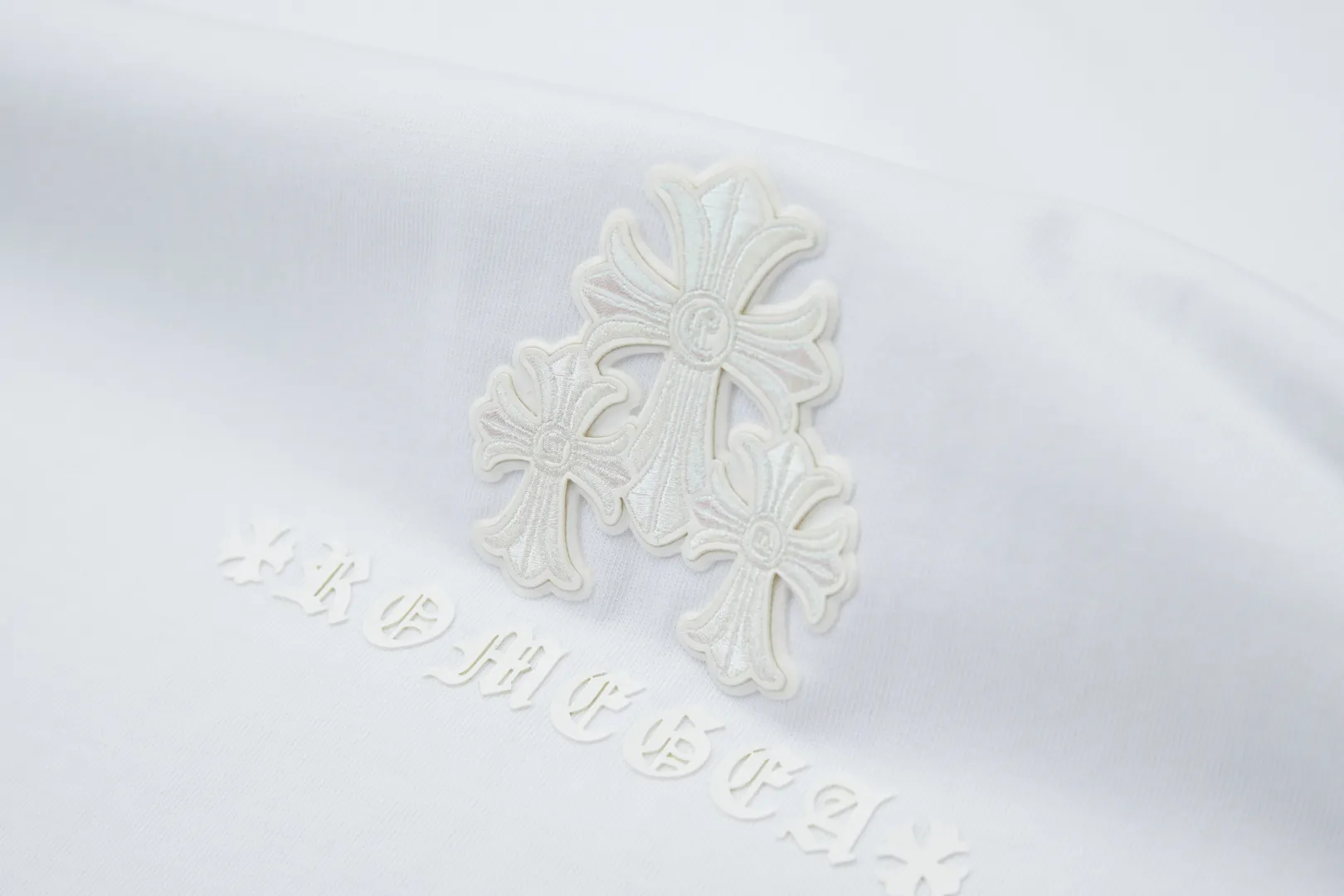 🅿️230 ✨CH✨🆕25SS Spring and Summer New Style Crow Heart✝Rack Logo Embroidered Short Sleeves Light luxury essential item for daily commuting for men and women Correct version Welcome to compare Detailed features · 260g 100% pure cotton double yarn jersey fabric · Custom dyed in the same cylinder, special thickened 32 count double-ply 1X1 thread · Double needle stitching and cross-stitching technology · Original main mark, washed tag, brand moisture-proof paper packaging Color: white/black/grey Size: S/M/L/XL
